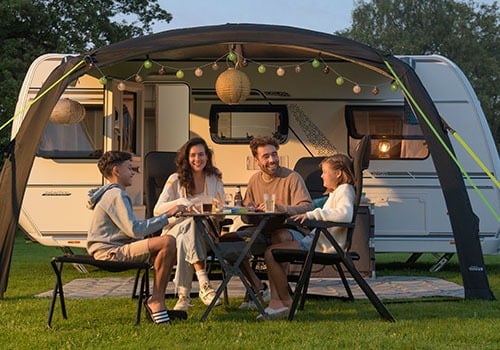 caravan kampeerder op de camping